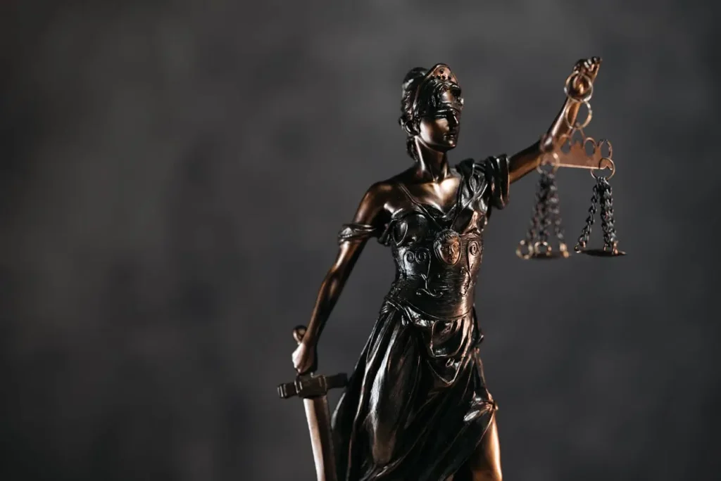 Die Justitia, die für Gerechtigkeit im Familienrecht während des Trennungsjahres und der Scheidung steht.