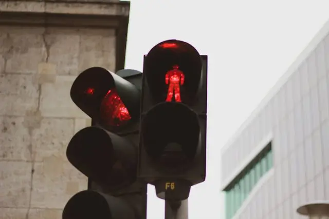 Mandant fährt bei Rot über die Ampel und wird geblitzt – Unsere Anwälte für Verkehrsrecht in Offenbach helfen bei drohendem Fahrverbot.