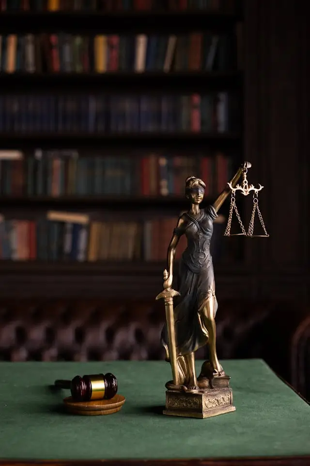 Justitia-Statue und Richterhammer auf einem Schreibtisch in der Anwaltskanzlei Zeiser & Kollegen in Offenbach.