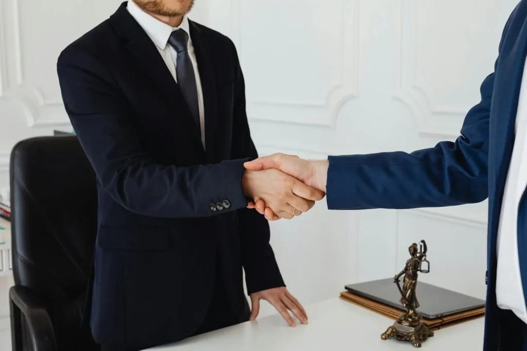 Ein Handschlag zwischen Anwalt und Mandant in einer Offenbacher Anwaltskanzlei besiegelt die gemeinsame Zusammenarbeit.