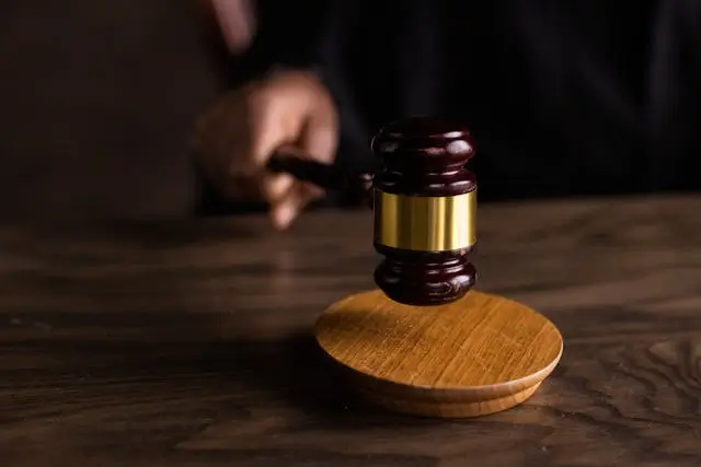 Richterhammer zeigt rechtliche Durchsetzung beim Forderungsinkasso zur Sicherung ausstehender Zahlungen.