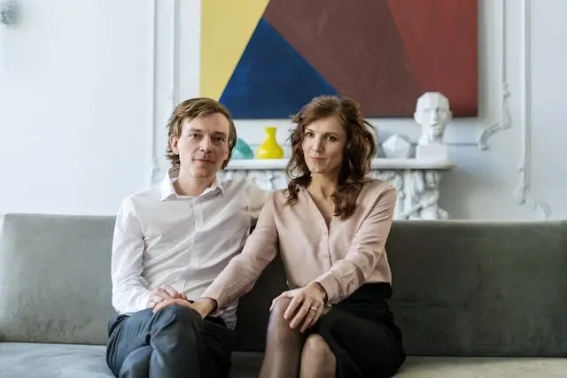 Ein Ehepaar lässt sich im Familienrecht beraten, um wichtige Fragen zur Scheidung und Vermögensaufteilung zu klären.